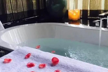 沈阳水疗池中的失重冥想：当身体学会漂浮